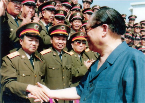中共中央总书记、国家主席、中央军委主席江泽民同志1997年接见兰州战区师以上干部留影