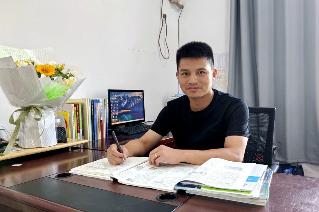 申凌志：躬耕教坛育英才 潜心育人显担当